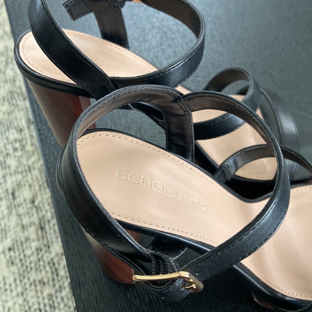 Black Platform sandals with 4 1/2 inch heel - Picture 5 of 8